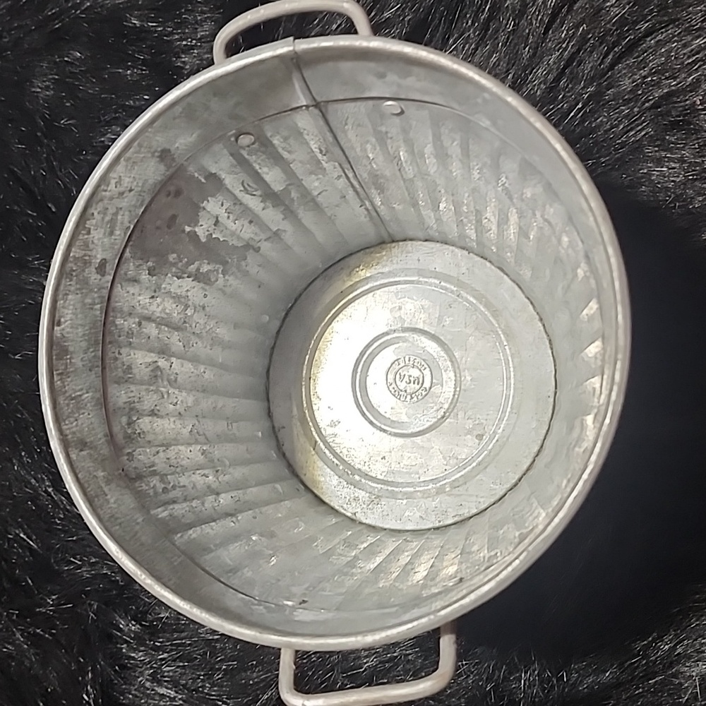 Galvanized Small Planter Classic Collection. - Picture 7 of 8